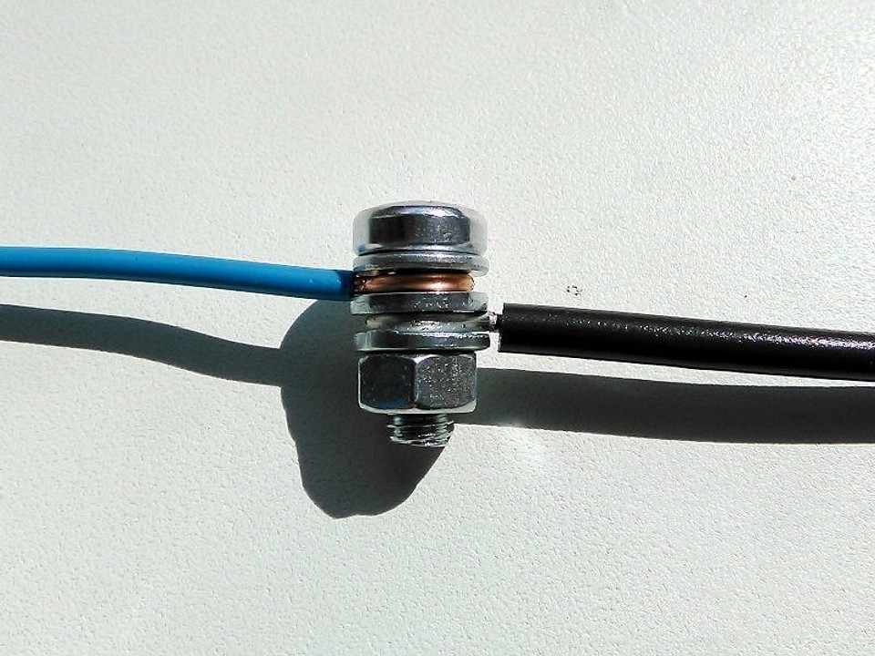 Соединение алюминиевых кабелей. Соединители проводов 220в медь и алюминий. Соединитель медного и алюминиевого провода. Болтовое соединение меди и алюминия. Болтовое соединение кабелей меди и меди.